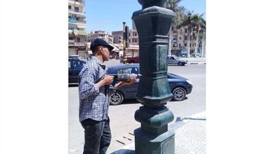 إحلال وتجديد الأعمدة الكهربائية والديكورية بمدينة دمنهور.. (صور)