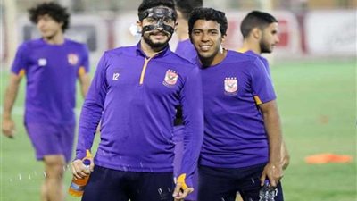 أيمن أشرف لاعب الاهلي يواصل ارتداء القناع الطبي أمام الإسماعيلي