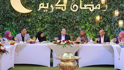 الرئيس السيسي يشهد إفطار رمضان مع بعض المواطنين في مقر إقامته الخاص