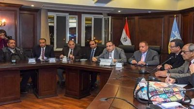 محافظ الإسكندرية يتابع المشروعات الجاري تنفيذها ومنظومة النظافة باﻷحياء