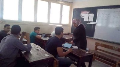 طلاب أولى ثانوي بالبحيرة يؤدون امتحان الأحياء على التابلت 