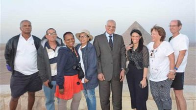 وزيرة السياحة تصطحب مصابي حادث الرماية في جولة بمنطقة الأهرامات (صور)