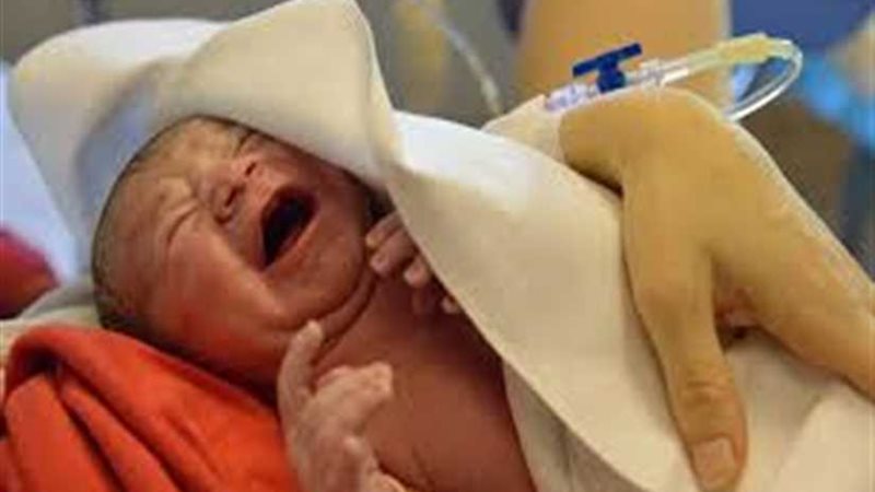 أطباء يجرون جراحة