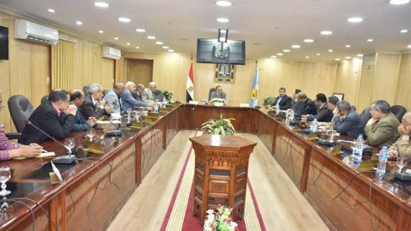 محافظ أسيوط يعقد