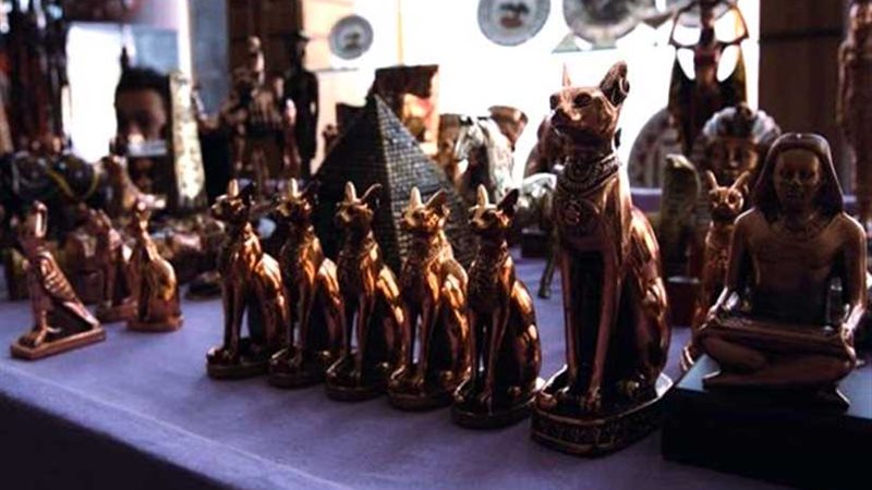 افتتاح معرض يضم 180