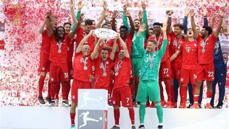 بايرن ميونيخ يتوج