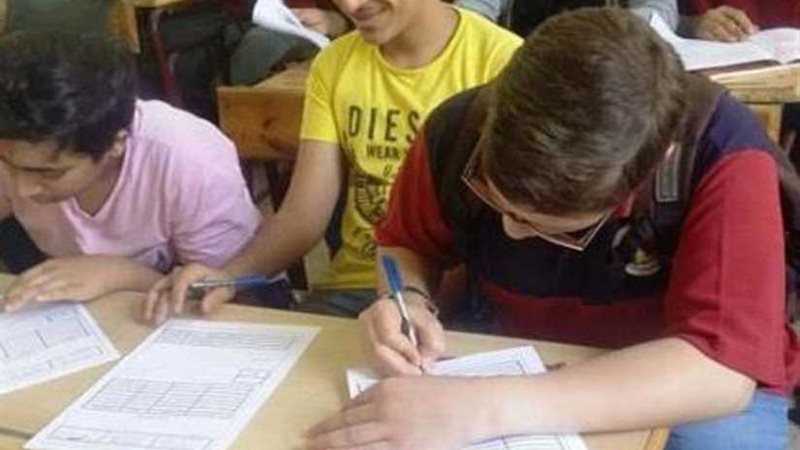 امتحان ورقي لطلاب