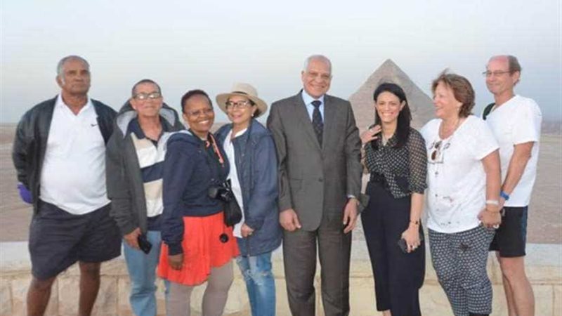 وزيرة السياحة تصطحب