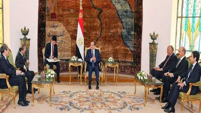 الرئيس السيسى يمنح