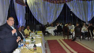 رئيس جامعة حلوان يشارك اتحاد الطلاب إفطارا جماعيا