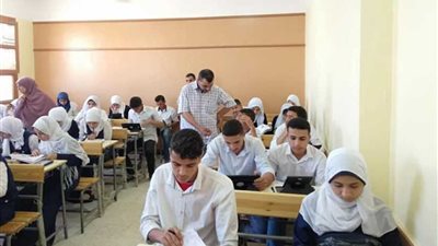 طلاب أولى ثانوي بأسيوط يؤدون امتحان اللغة الثانية بلا مشاكل