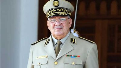 رئيس أركان الجيش الجزائري يحذر من مخططات 