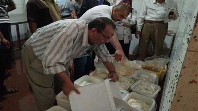 صحة بالشرقية تغلق مصنعي أغذية غير صالحة (صور)