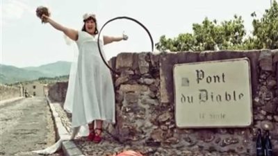 فتاة تحقق حلمها وتتزوج 