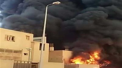 بالصور.. السيطرة على حريق هائل بمصنع للبلاستيك بـ