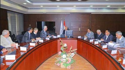 الوزير يعقد لقاءين لتعزيز السلامة والامان بالسكك الحديدية