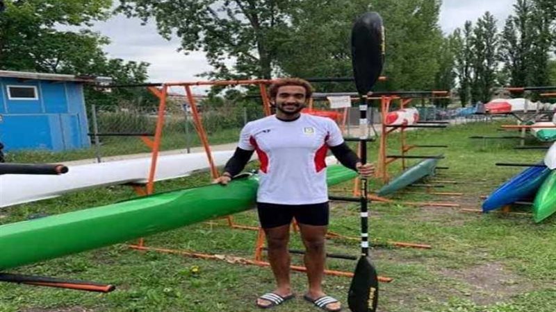 ثلاثة لاعبين يمثلون