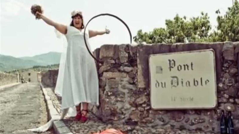 فتاة تحقق حلمها وتتزوج