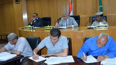 قاسم يشدد على الإسراع في اختيار بدائل لمواقع محطات الصرف الصحي بمركزي أبوقرقاص وملوي