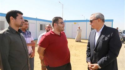 محافظ قنا يتفقد مجمع المشروعات الصغيرة
