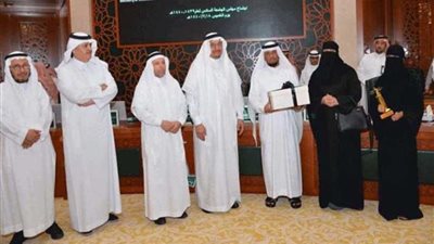 مشهد لا تتمالك فيه الدموع ..جامعة سعودية تمنح طالبة متوفاة شهادة الماجستير