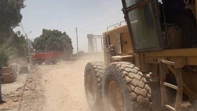 استمرار رصف ورفع كفاءة بعض الطرق بقرى أسيوط