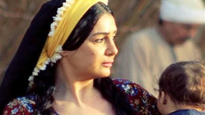 غادة عبد الرازق تواصل الوقوع في حفر ماضيها بـ