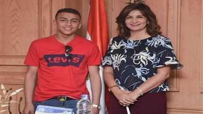 وزيرة الهجرة تستقبل بطلاً مصرياً أنقذ 51 طالبًا من الموت بإيطاليا