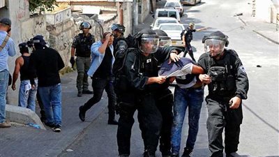 الاحتلال الإسرائيلي يعتدي على الفلسطينيين بالبلدة القديمة بالقدس ويعتقل اثنين