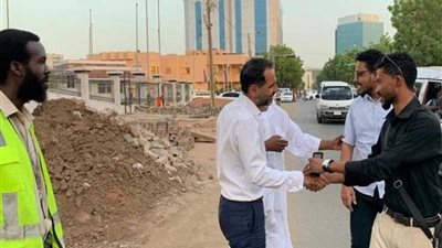 سفير بريطانيا في السودان يؤم المصلين أمام منزله