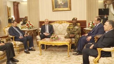 استقبال رئيس المجلس العسكري الانتقالي السوداني في مطار القاهرة.. (فيديو)