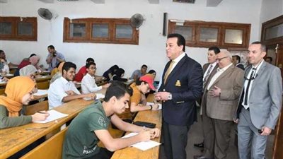 وزير التعليم العالي يتفقد سير أعمال الامتحانات بجامعة عين شمس (صور)