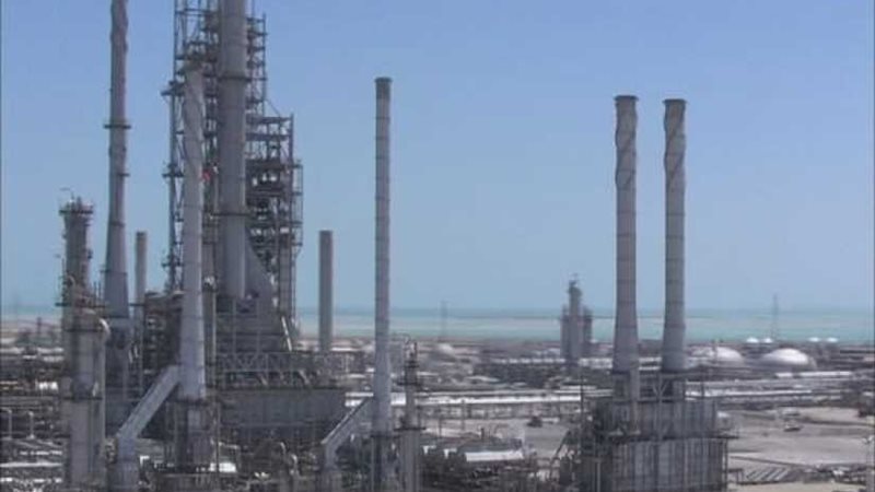 النفط يهبط قرب 67