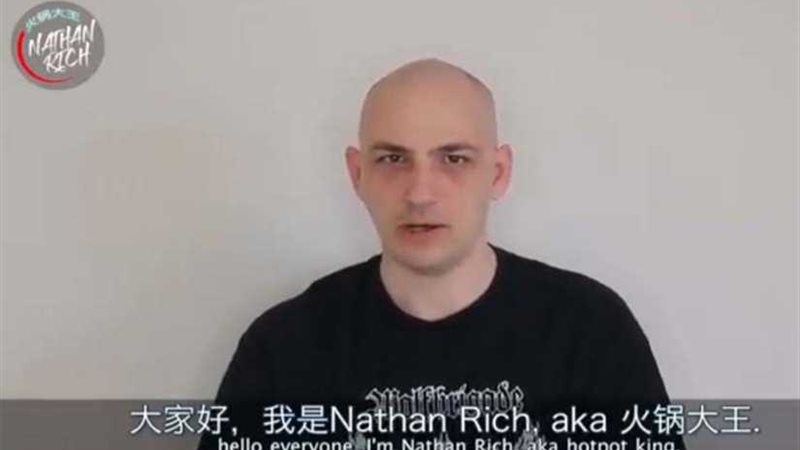 كاتب أمريكي يسخر