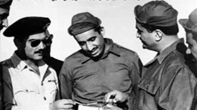 صورة نادرة للملك سلمان يقود 