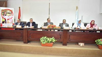 محافظ أسيوط يوزع تابلت على الرائدات الصحيات بأبنوب