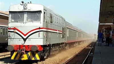 مسئول بالسكة الحديد : توقف الحركة بخط الصعيد لتعطل قطار بضائع بالمنيا