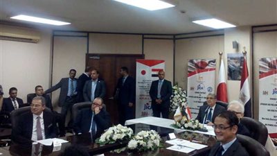 شاكر يشهد توقيع عقود تحديث 3 محطات كهرباء