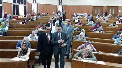 رئيس جامعة بنها يتفقد الامتحانات ومزارع الإنتاج الحيوانى والمعامل بكلية الطب البيطرى