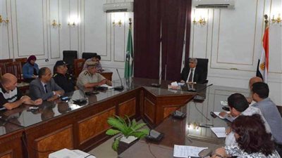 محافظ المنيا يناقش الاستعدادات لمولد العذراء