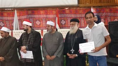 قسيس يكرم حفظة القرآن الكريم (صور)