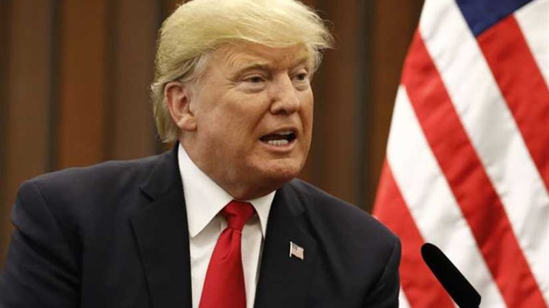 ترامب وقرينته يغادران