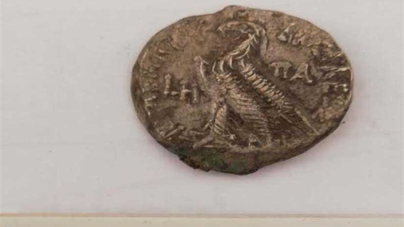 الكشف عن بقايا بيت