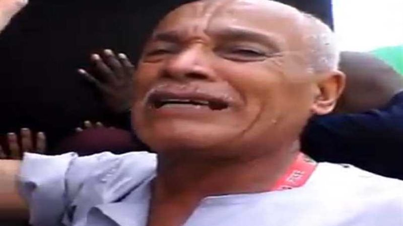 ليبيون يتعلقون بـأستار