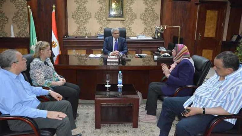 محافظ المنيا يناقش