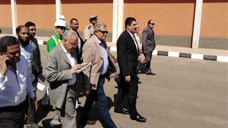 وزير الإسكان ومحافظ