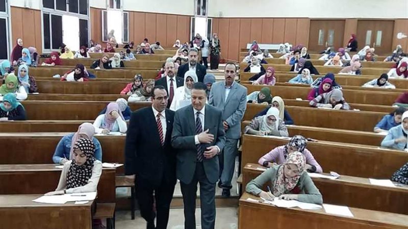رئيس جامعة بنها يتفقد