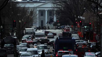شخص يضرم النار في نفسه بالقرب من البيت الأبيض