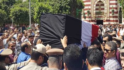 وصول جثمان مدير الأمن لمسجد عمر مكرم بأسيوط ملفوفًا بعلم مصر.. (صور)‎