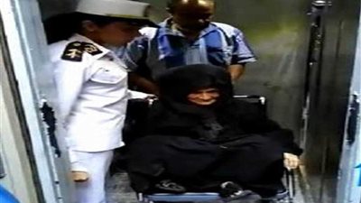 أمن القاهرة ينقل سيدة مسنة لإحدى دور الرعاية